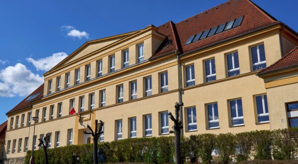 Foto der Bürgerschule in Weseritz aus dem Jahr 2023